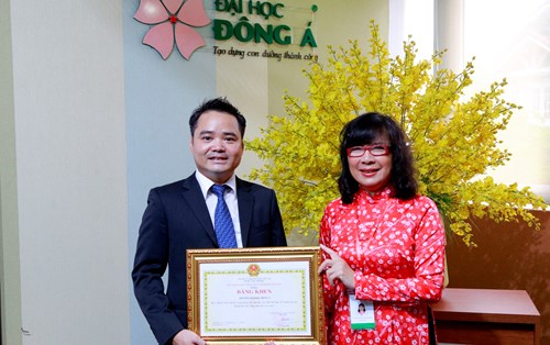Dong A University received the Certificate of Merit from the Chairman of the Da Nang People's Committee